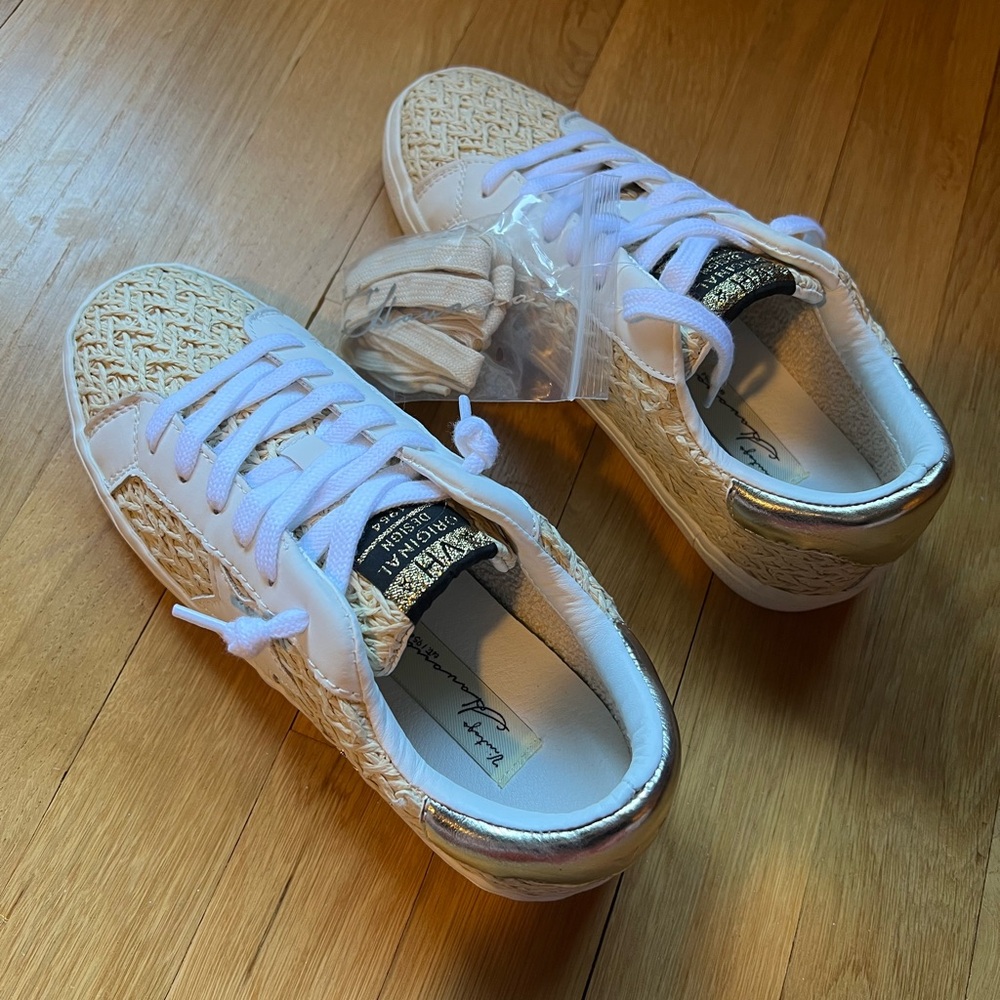 Stylish Women's Sneakers in Cream and Gold